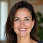 Retrato de Ana García, instructora de mindfulness infantil, sonriendo amablemente.