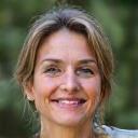 Retrato de Elena Martínez, terapeuta de sonido con una sonrisa serena.